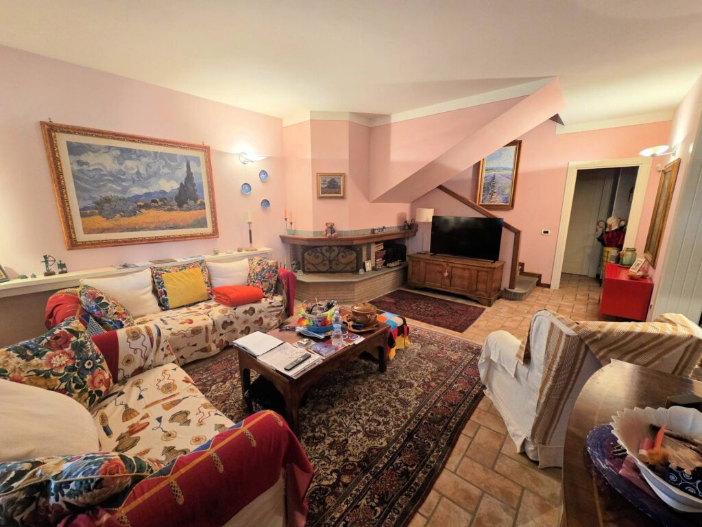 1692-Ampia porzione di villetta bifamiliare con giardino-Massa e Cozzile-1 Agenzia Immobiliare ASIP