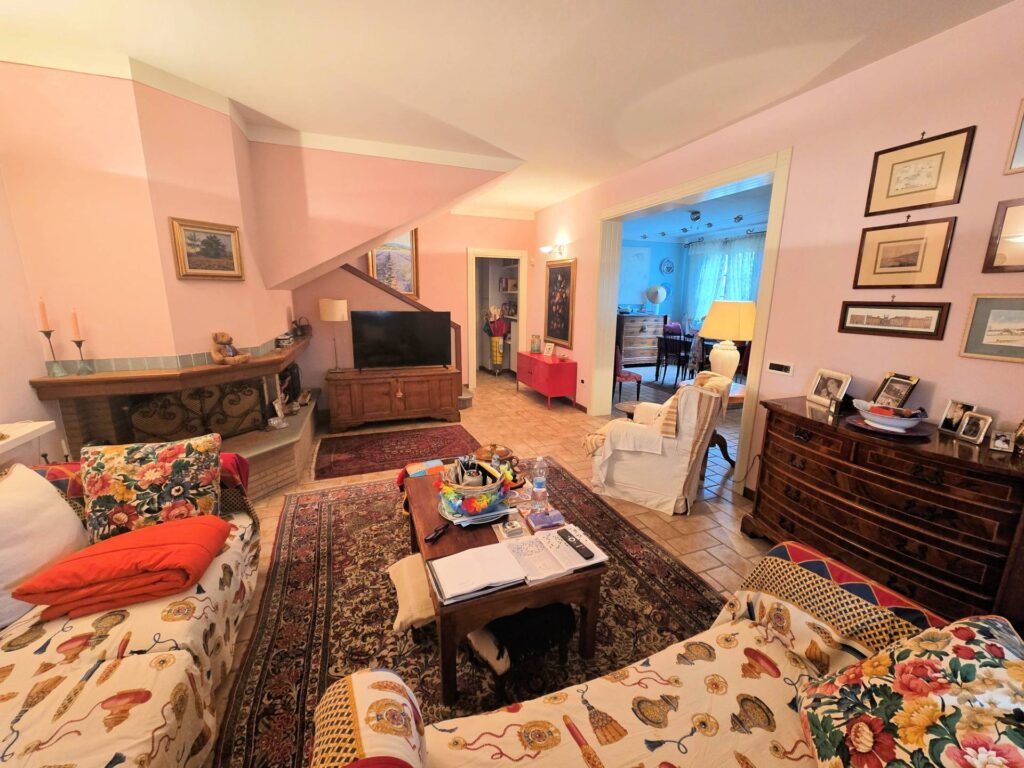 1692-Ampia porzione di villetta bifamiliare con giardino-Massa e Cozzile-3 Agenzia Immobiliare ASIP