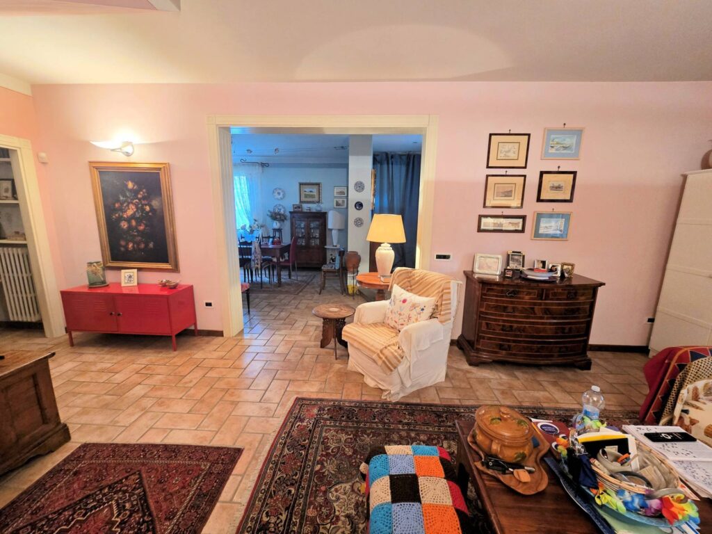 1692-Ampia porzione di villetta bifamiliare con giardino-Massa e Cozzile-4 Agenzia Immobiliare ASIP