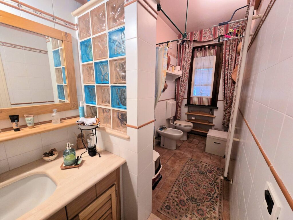 1692-Ampia porzione di villetta bifamiliare con giardino-Massa e Cozzile-30 Agenzia Immobiliare ASIP