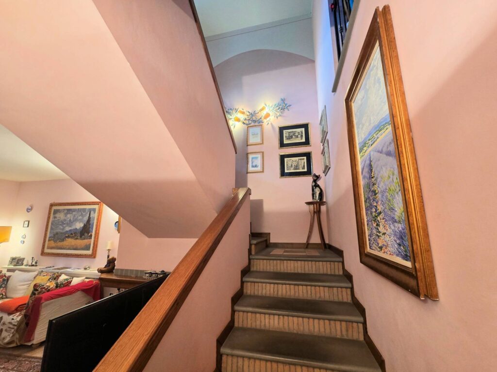 1692-Ampia porzione di villetta bifamiliare con giardino-Massa e Cozzile-10 Agenzia Immobiliare ASIP