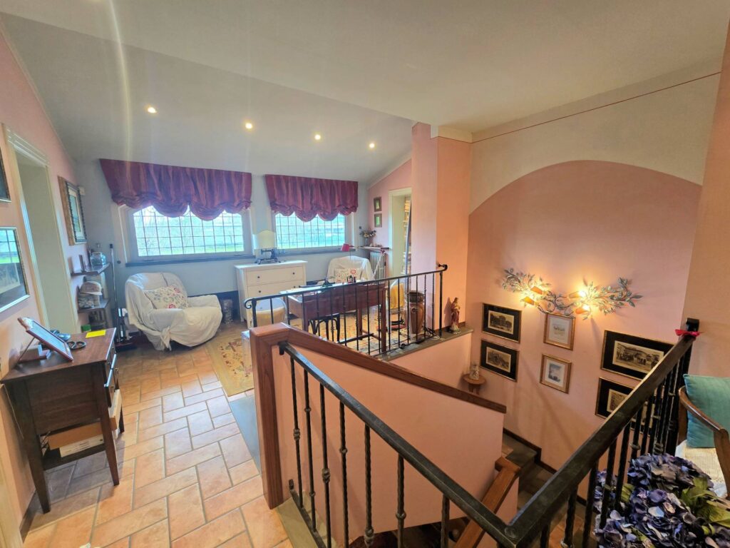 1692-Ampia porzione di villetta bifamiliare con giardino-Massa e Cozzile-17 Agenzia Immobiliare ASIP