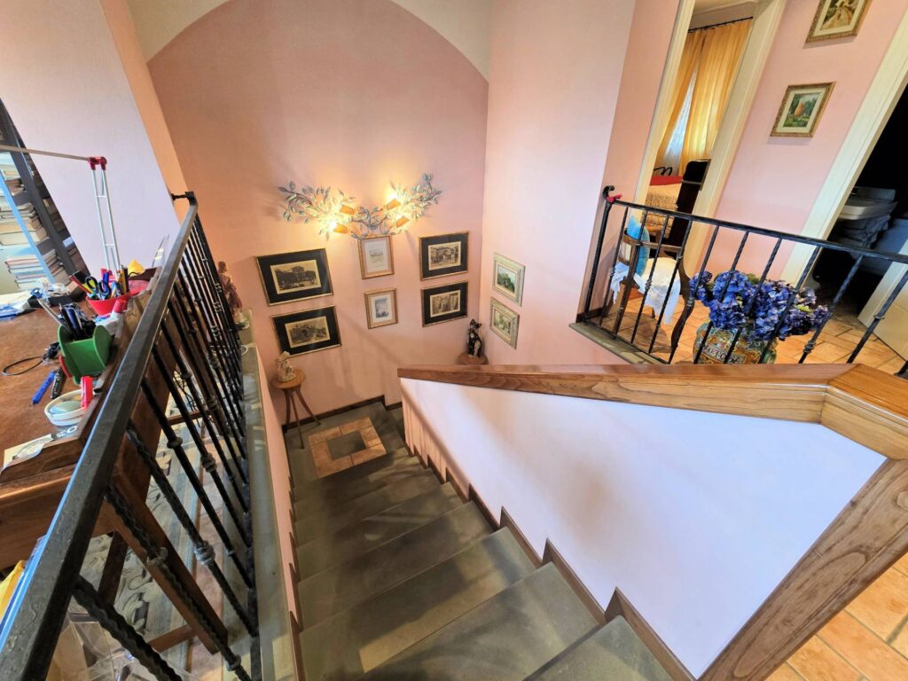 1692-Ampia porzione di villetta bifamiliare con giardino-Massa e Cozzile-12 Agenzia Immobiliare ASIP