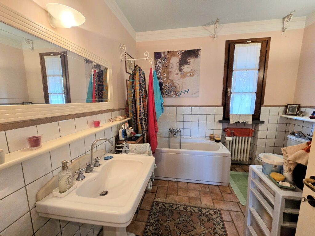 1692-Ampia porzione di villetta bifamiliare con giardino-Massa e Cozzile-28 Agenzia Immobiliare ASIP