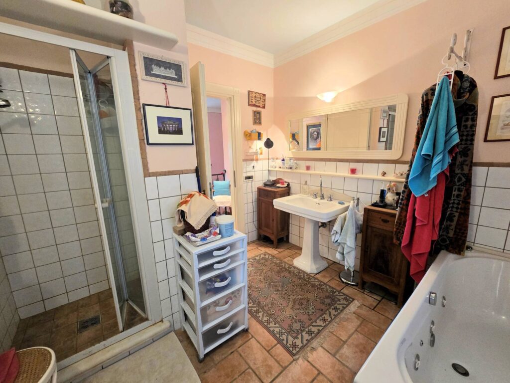 1692-Ampia porzione di villetta bifamiliare con giardino-Massa e Cozzile-29 Agenzia Immobiliare ASIP