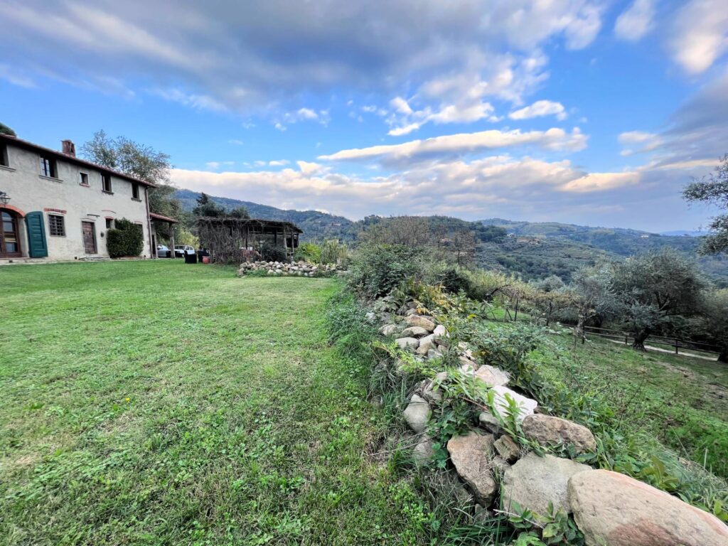 1693-Casa colonica di ampia superficie in posizione dominante con vista panoramica-Massa e Cozzile-3 Agenzia Immobiliare ASIP