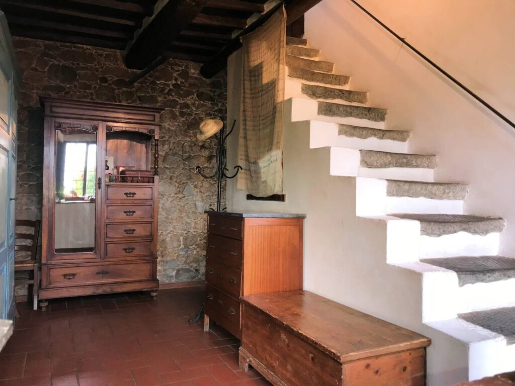 1693-Casa colonica di ampia superficie in posizione dominante con vista panoramica-Massa e Cozzile-17 Agenzia Immobiliare ASIP