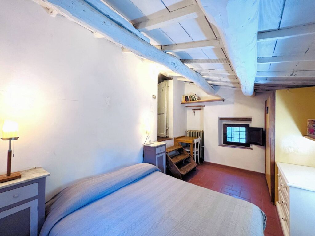 1693-Casa colonica di ampia superficie in posizione dominante con vista panoramica-Massa e Cozzile-34 Agenzia Immobiliare ASIP