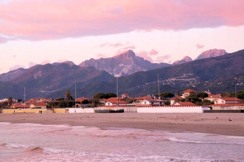 1694-Villa di ampia superficie da ristrutturare con ampio giardino in ottima zona residenziale-Forte dei Marmi-3 Agenzia Immobiliare ASIP