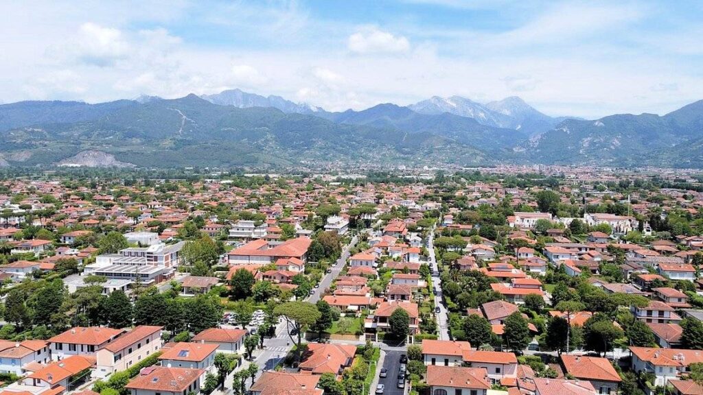 1694-Villa di ampia superficie da ristrutturare con ampio giardino in ottima zona residenziale-Forte dei Marmi-4 Agenzia Immobiliare ASIP