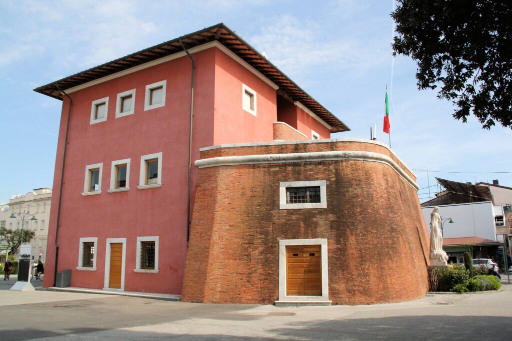 1694-Villa di ampia superficie da ristrutturare con ampio giardino in ottima zona residenziale-Forte dei Marmi-5 Agenzia Immobiliare ASIP