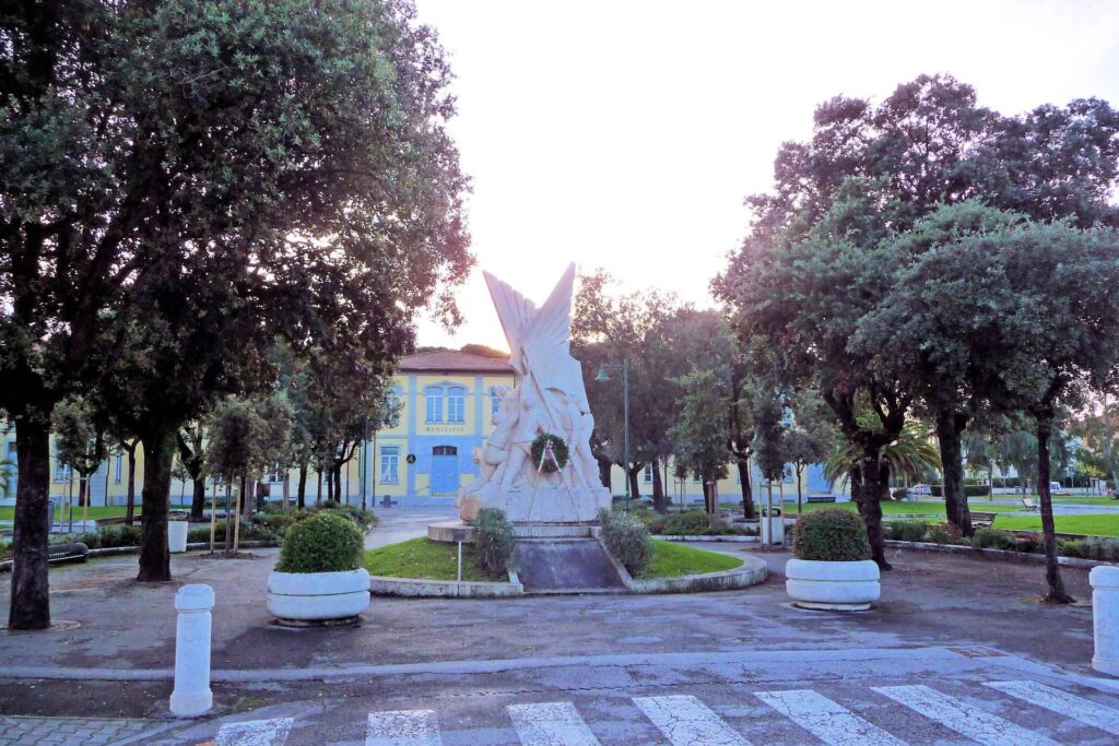 1694-Villa di ampia superficie da ristrutturare con ampio giardino in ottima zona residenziale-Forte dei Marmi-9 Agenzia Immobiliare ASIP