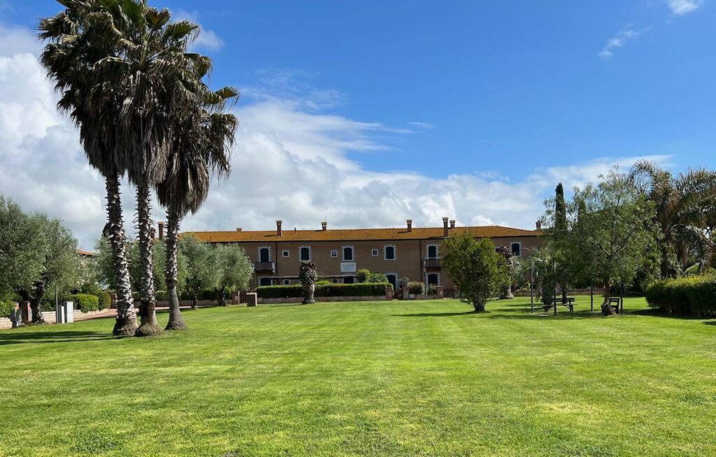 1695-Appartamento al piano terra libero su tre lati con giardino privato in complesso residenziale di alto livello con parco e due piscine condominiali-San Vincenzo-2 Agenzia Immobiliare ASIP
