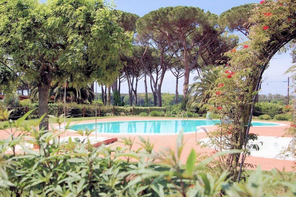 1695-Appartamento al piano terra libero su tre lati con giardino privato in complesso residenziale di alto livello con parco e due piscine condominiali-San Vincenzo-1 Agenzia Immobiliare ASIP