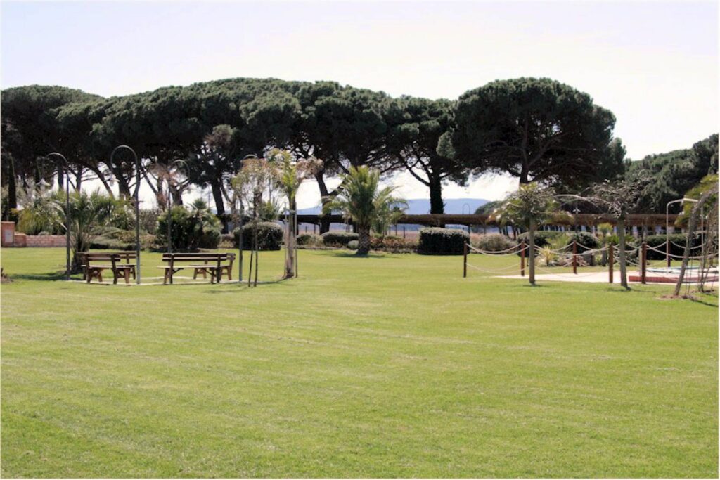 1695-Appartamento al piano terra libero su tre lati con giardino privato in complesso residenziale di alto livello con parco e due piscine condominiali-San Vincenzo-6 Agenzia Immobiliare ASIP