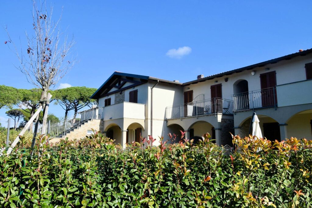 1696-Appartamento al piano primo angolare con giardino privato in complesso residenziale di recente costruzione a 150 metri dal mare-San Vincenzo-2 Agenzia Immobiliare ASIP