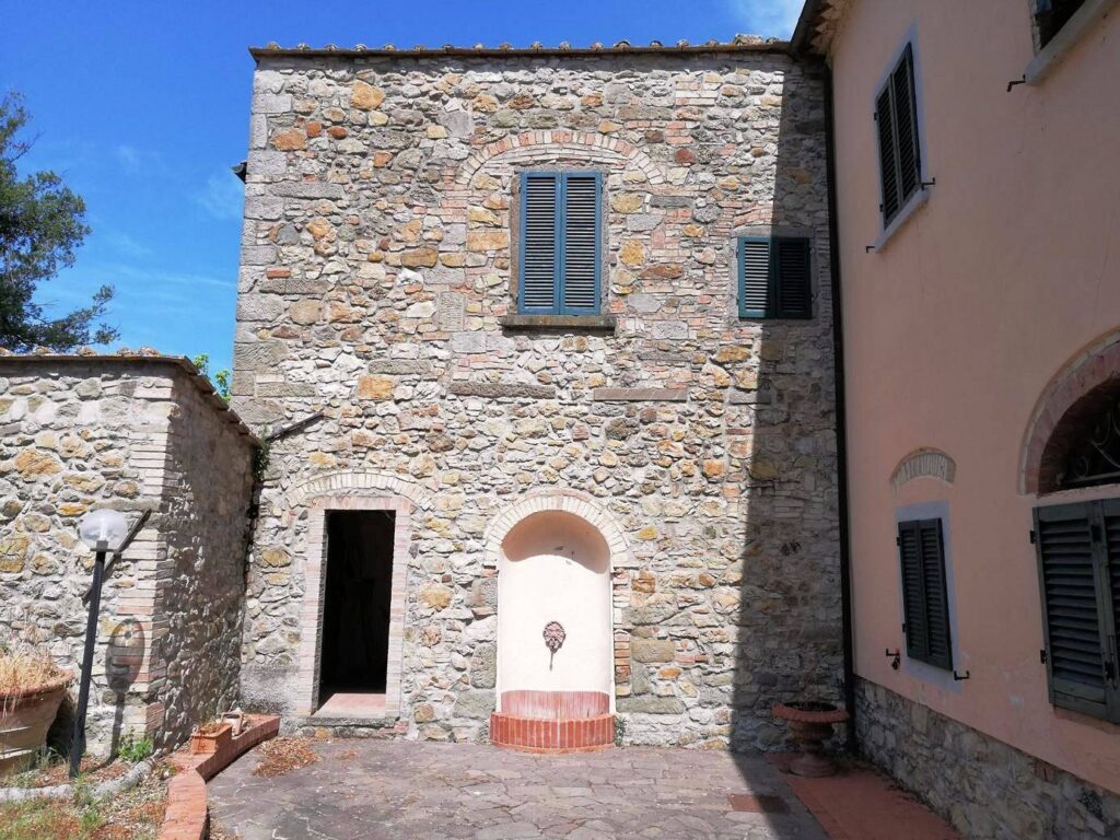 1698-Complesso immbiliare di ampia superficie con villa d'epoca dependance e ampio parco in posizione collinare-Montecatini Val di Cecina-4 Agenzia Immobiliare ASIP