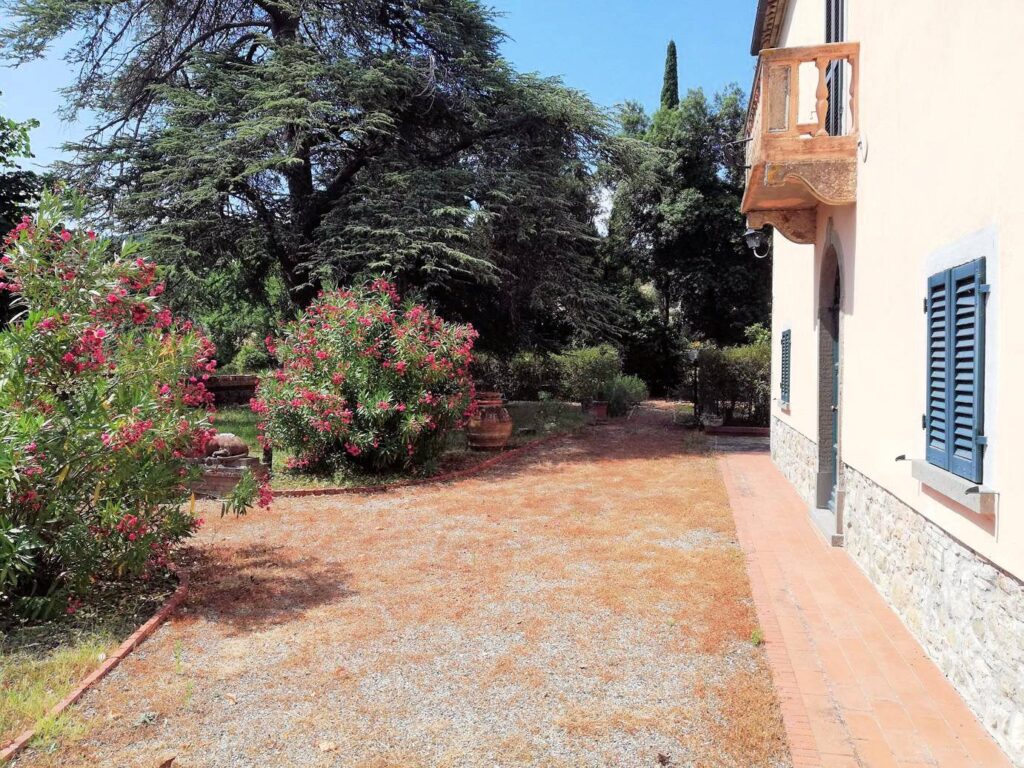 1698-Complesso immbiliare di ampia superficie con villa d'epoca dependance e ampio parco in posizione collinare-Montecatini Val di Cecina-5 Agenzia Immobiliare ASIP