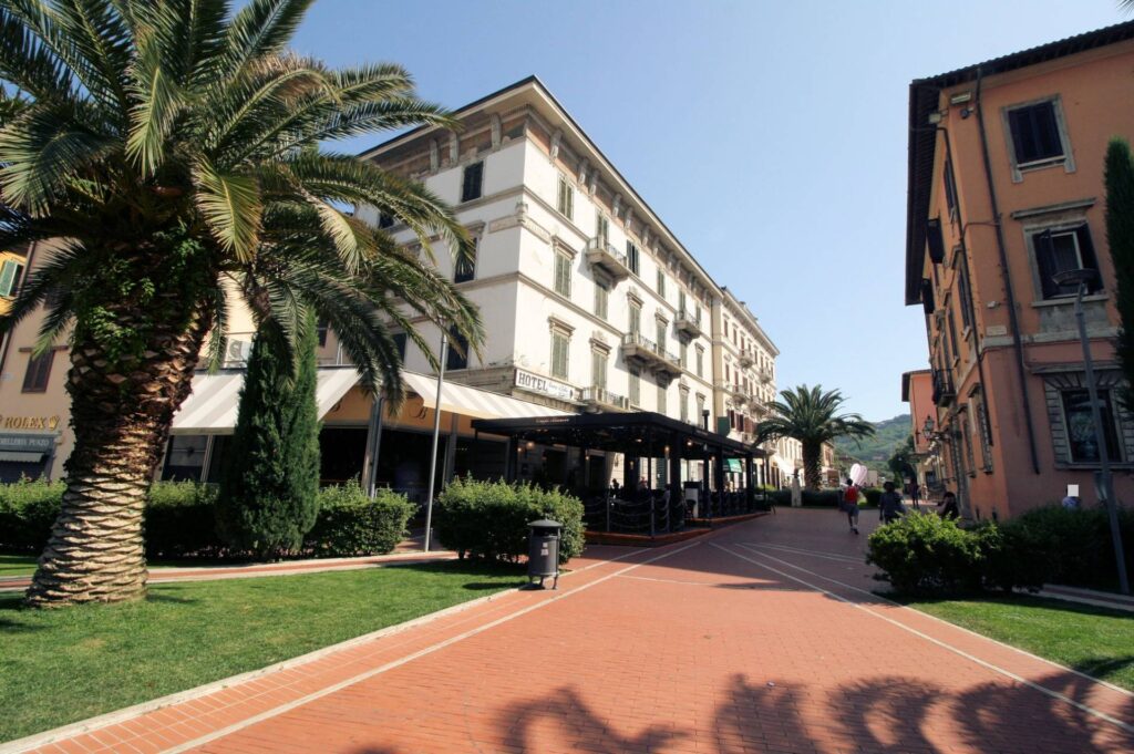 1059-Palazzina composta da tre appartamenti un fondo commerciale e un ufficio tutti locati-Montecatini-Terme-2 Agenzia Immobiliare ASIP