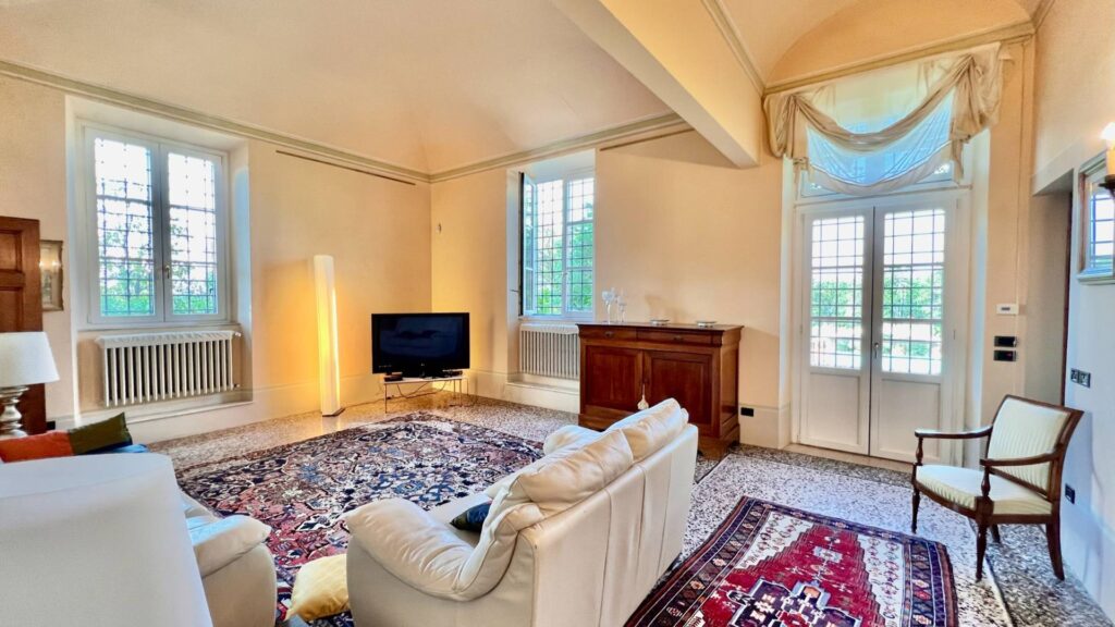 984-Villa storica di ampie dimensioni con parco dependance e piscina-Lucca-7 Agenzia Immobiliare ASIP