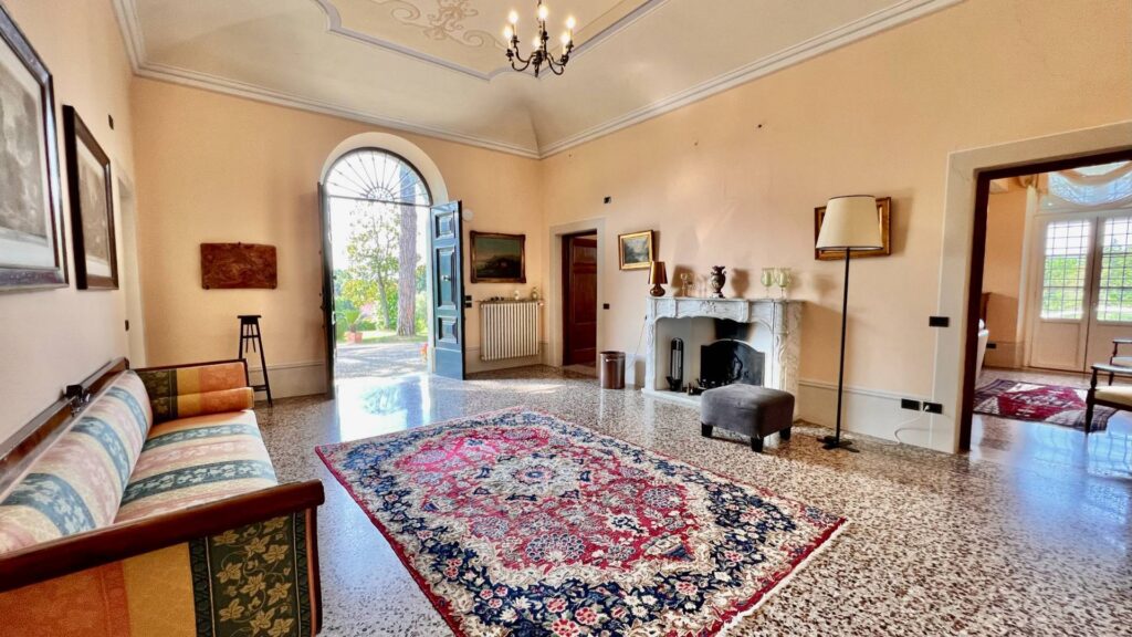 984-Villa storica di ampie dimensioni con parco dependance e piscina-Lucca-9 Agenzia Immobiliare ASIP