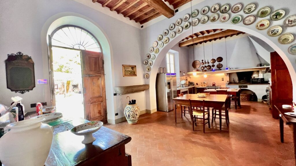 984-Villa storica di ampie dimensioni con parco dependance e piscina-Lucca-12 Agenzia Immobiliare ASIP