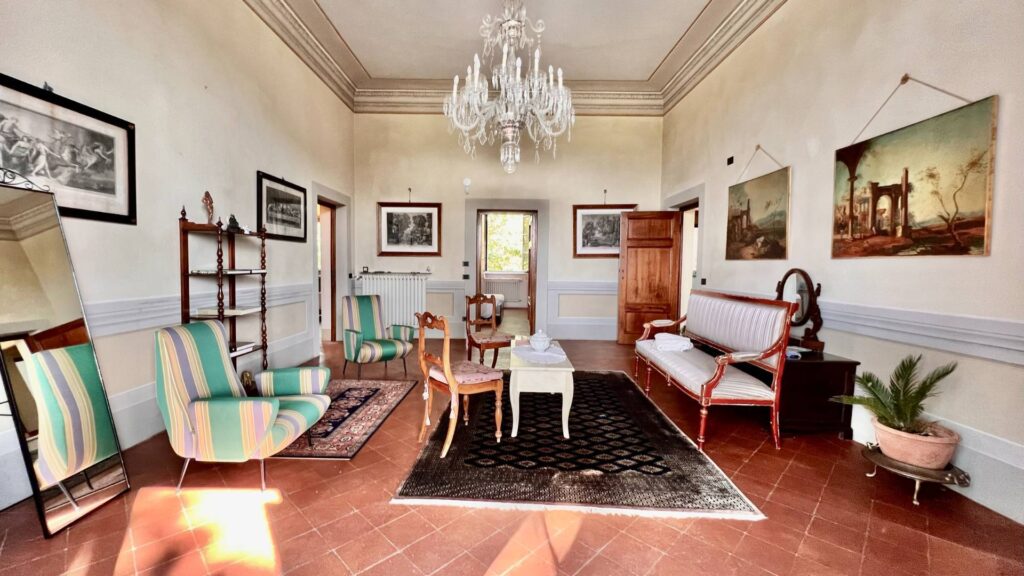 984-Villa storica di ampie dimensioni con parco dependance e piscina-Lucca-15 Agenzia Immobiliare ASIP