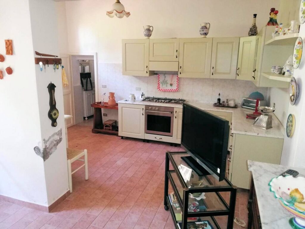 1521-Complesso immobiliare di ampia superficie con villa d'epoca dependance e 150 ettari di terreno in posizione collinare-Montecatini Val di Cecina-12 Agenzia Immobiliare ASIP