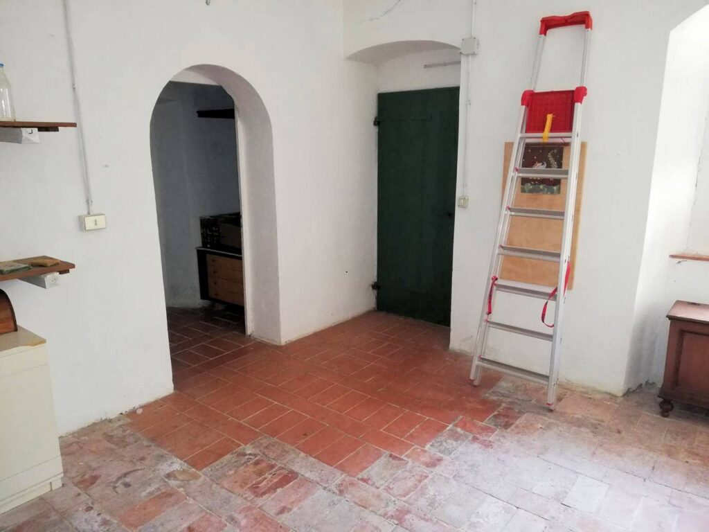 1521-Complesso immobiliare di ampia superficie con villa d'epoca dependance e 150 ettari di terreno in posizione collinare-Montecatini Val di Cecina-13 Agenzia Immobiliare ASIP