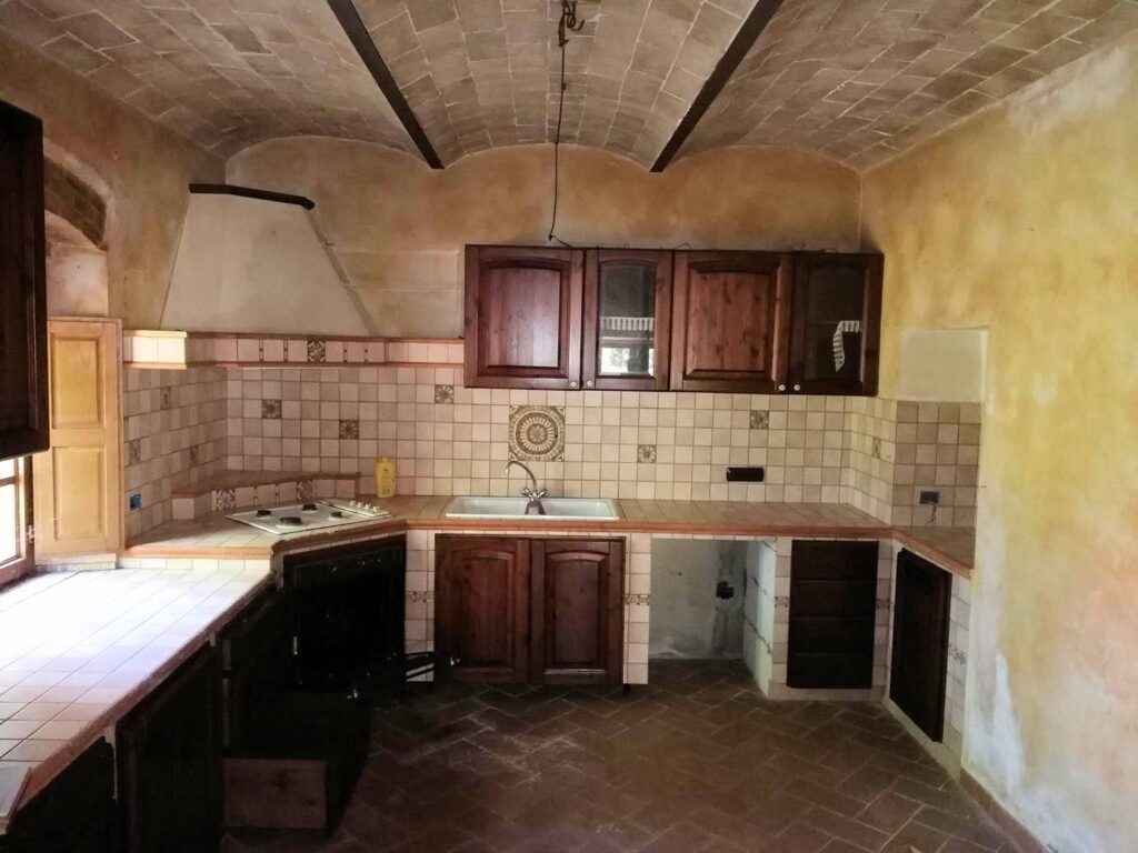 1521-Complesso immobiliare di ampia superficie con villa d'epoca dependance e 150 ettari di terreno in posizione collinare-Montecatini Val di Cecina-21 Agenzia Immobiliare ASIP