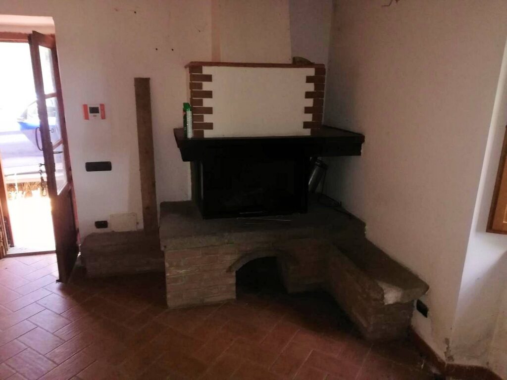 1521-Complesso immobiliare di ampia superficie con villa d'epoca dependance e 150 ettari di terreno in posizione collinare-Montecatini Val di Cecina-22 Agenzia Immobiliare ASIP