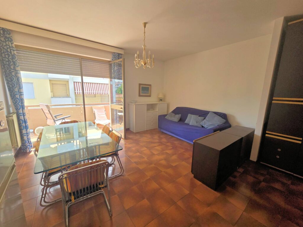 1529-Appartamento al piano alto con ascensore a 150 metri dal mare-Camaiore-2 Agenzia Immobiliare ASIP