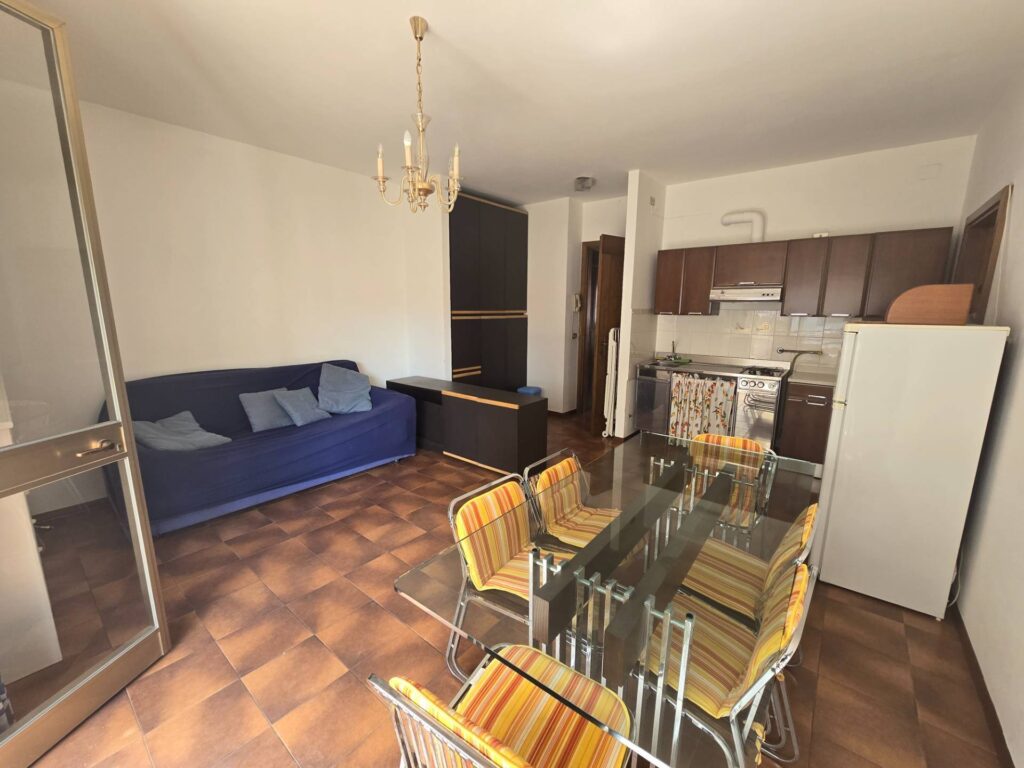 1529-Appartamento al piano alto con ascensore a 150 metri dal mare-Camaiore-1 Agenzia Immobiliare ASIP
