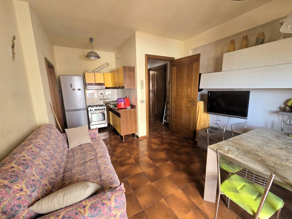 1529-Appartamento al piano alto con ascensore a 150 metri dal mare-Camaiore-4 Agenzia Immobiliare ASIP