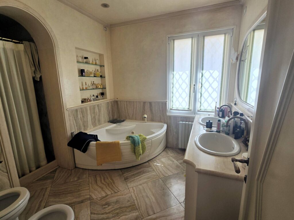 1530-Villa di dimensioni molto importanti con ampio parco in ottima location-Montemurlo-42 Agenzia Immobiliare ASIP