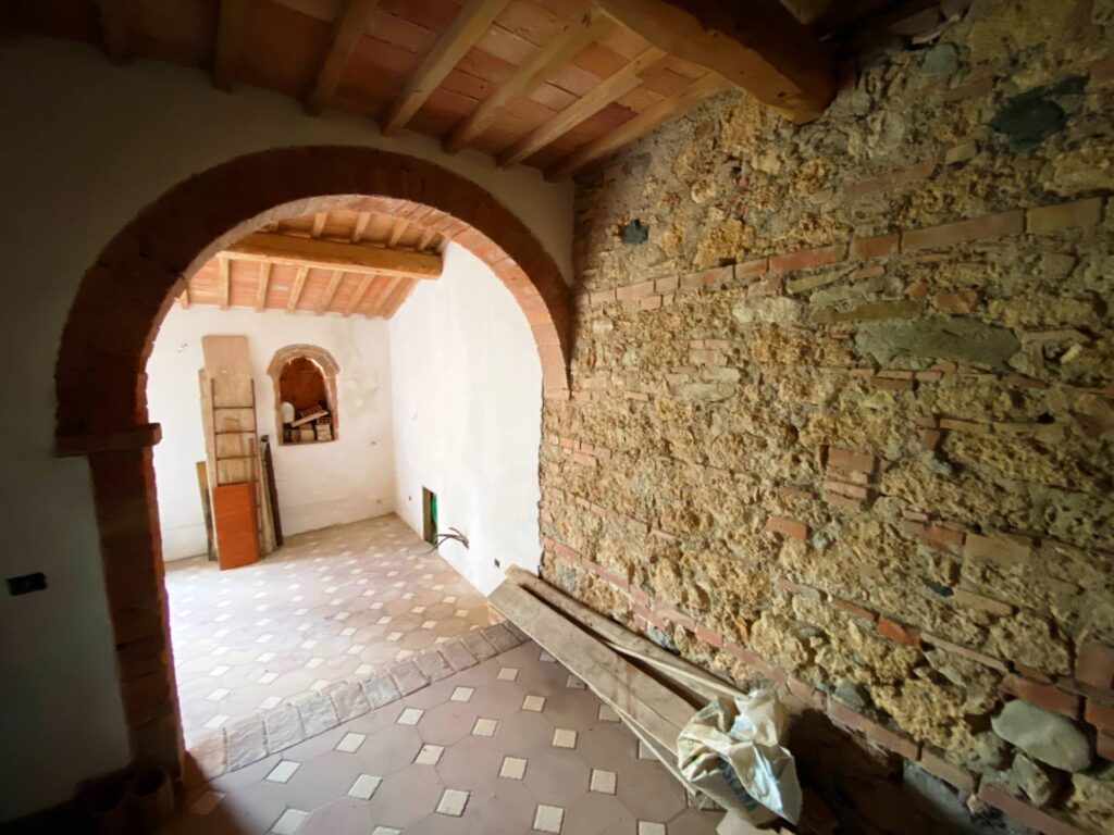 1531-Casa colonica di ampia superficie in posizione dominante con vista panoramica-Pomarance-25 Agenzia Immobiliare ASIP