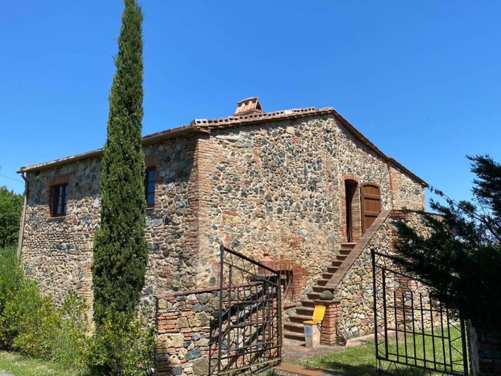 1531-Casa colonica di ampia superficie in posizione dominante con vista panoramica-Pomarance-3 Agenzia Immobiliare ASIP