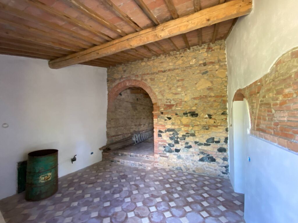 1531-Casa colonica di ampia superficie in posizione dominante con vista panoramica-Pomarance-29 Agenzia Immobiliare ASIP