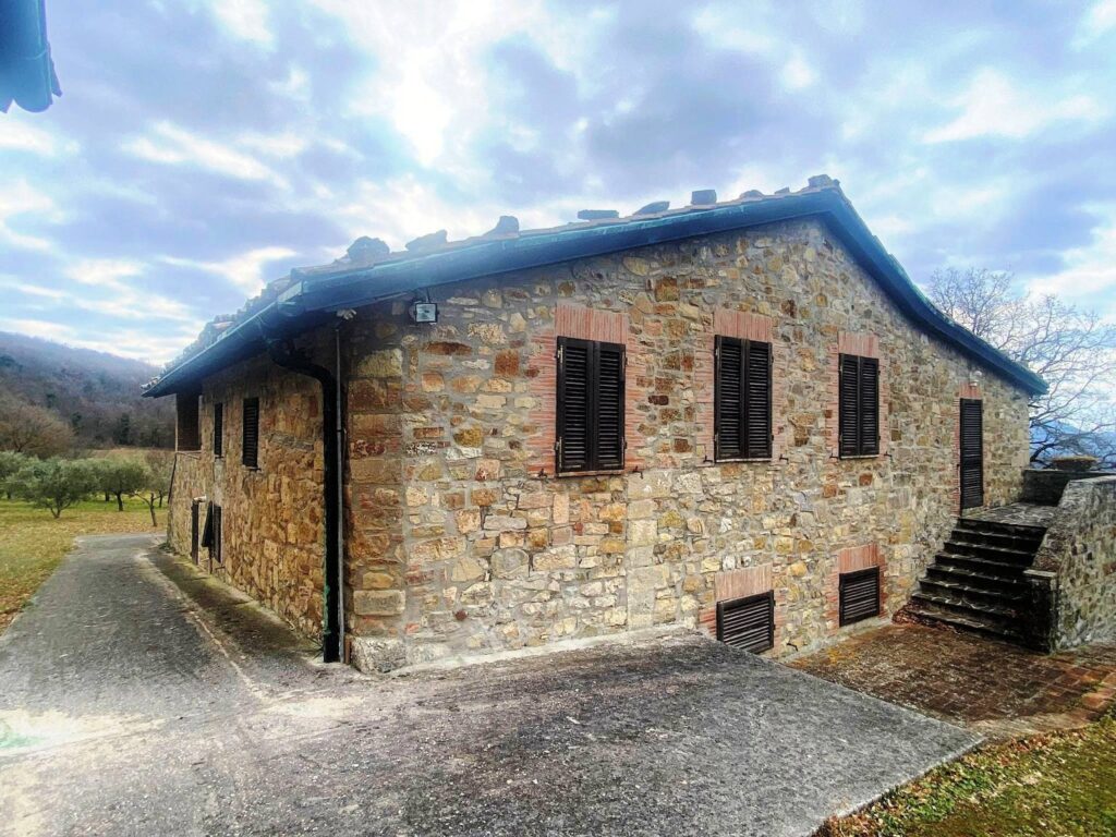 1532-Casa colonica di ampia superficie in posizione panoramica-Castelnuovo di Val di Cecina-8 Agenzia Immobiliare ASIP