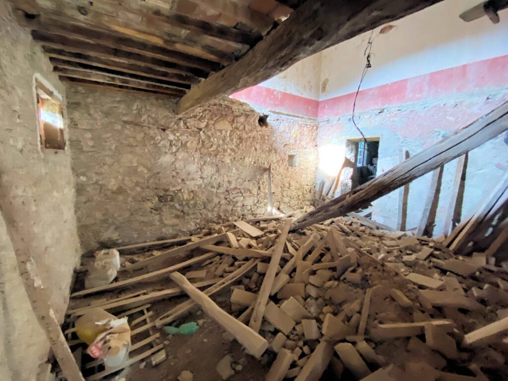 1536-Colonica da ristrutturare con ampio terreno in posizione panoramica-Lajatico-16 Agenzia Immobiliare ASIP