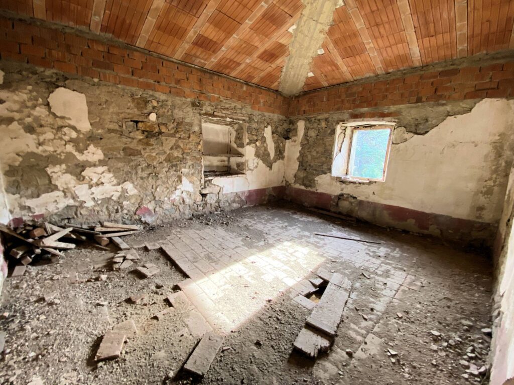 1536-Colonica da ristrutturare con ampio terreno in posizione panoramica-Lajatico-17 Agenzia Immobiliare ASIP