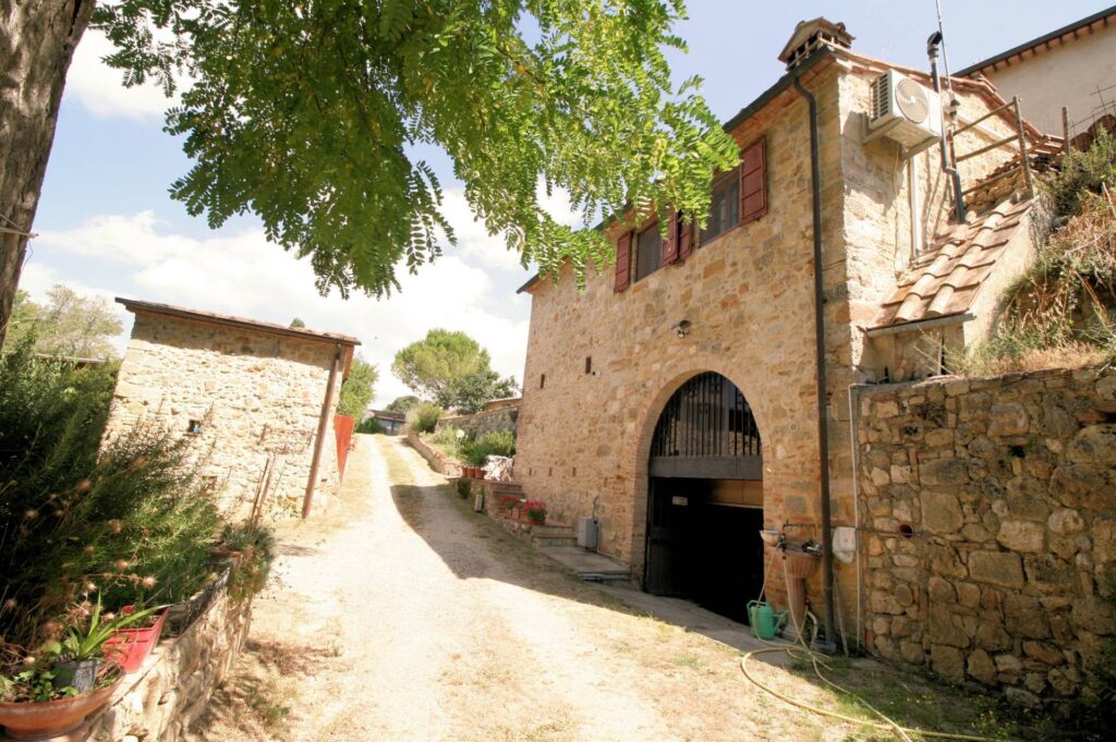 1539-Antico fienile completamente ristrutturato con giardino e annessi  posto in un piccolo borgo-Colle di Val d'Elsa-2 Agenzia Immobiliare ASIP