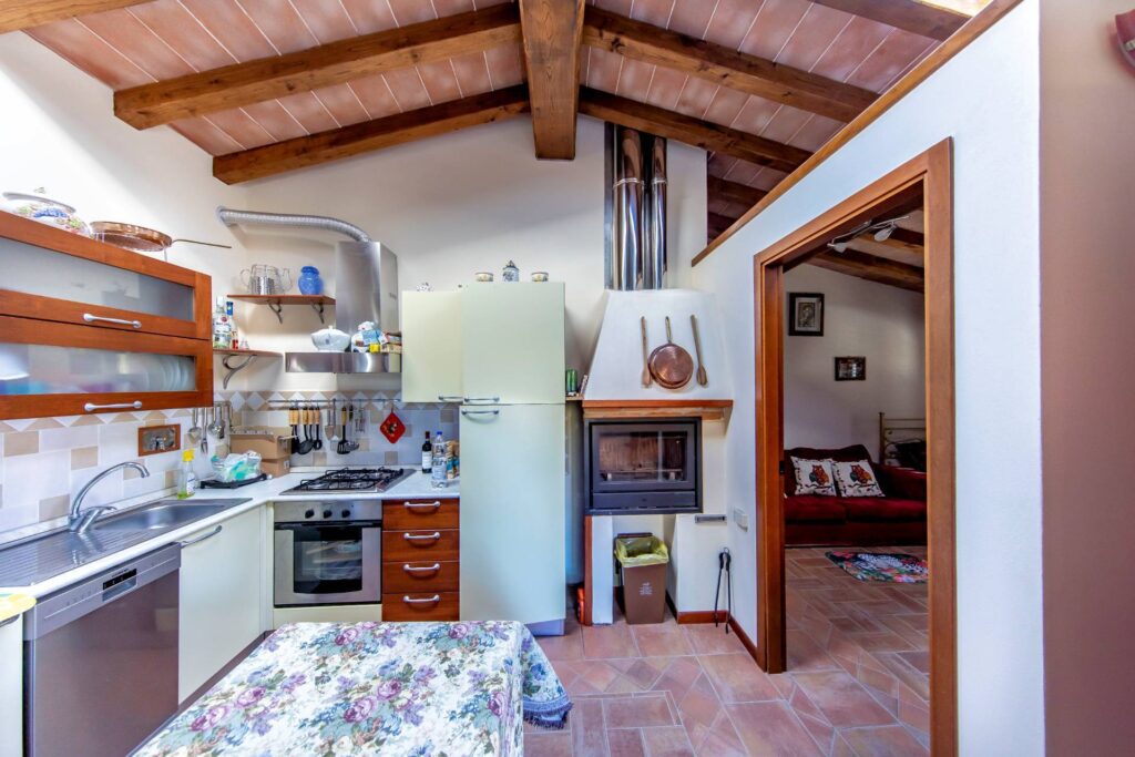 1449-Villa ristrutturata in posizione collinare con piscina-Pescia-6 Agenzia Immobiliare ASIP