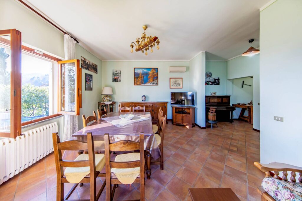 1449-Villa ristrutturata in posizione collinare con piscina-Pescia-3 Agenzia Immobiliare ASIP