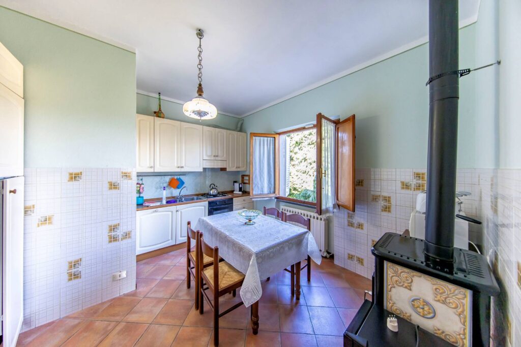 1449-Villa ristrutturata in posizione collinare con piscina-Pescia-5 Agenzia Immobiliare ASIP