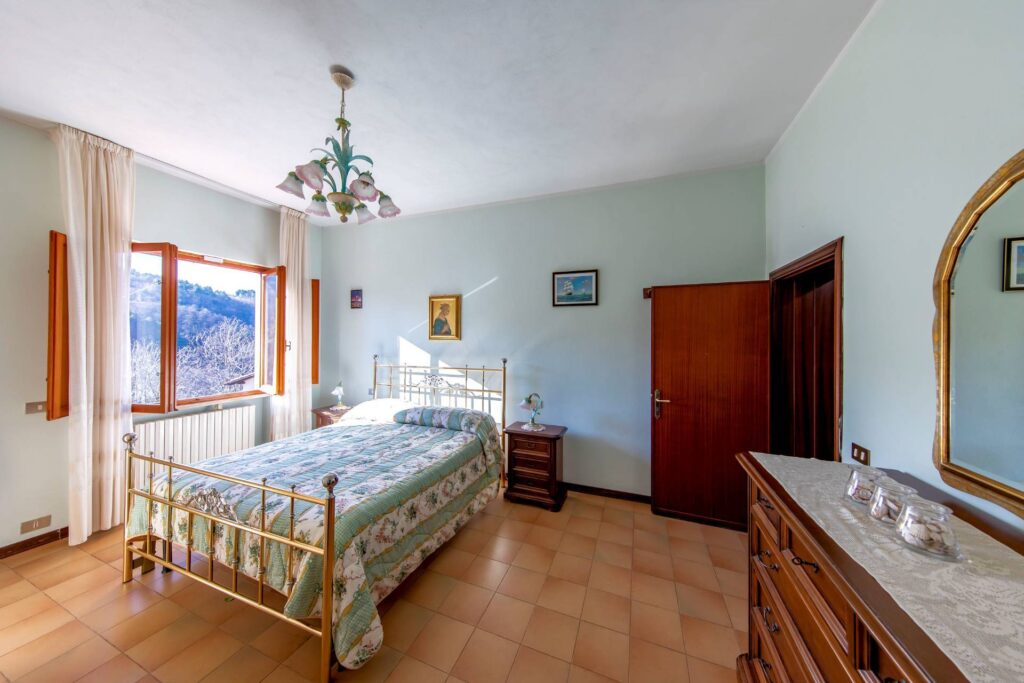 1449-Villa ristrutturata in posizione collinare con piscina-Pescia-15 Agenzia Immobiliare ASIP