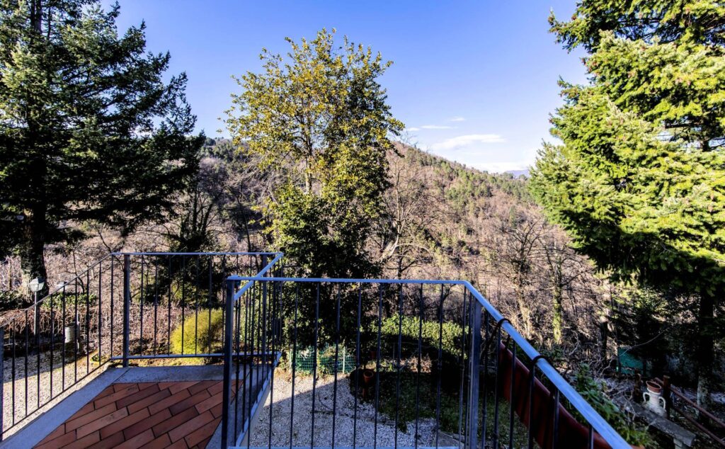 1449-Villa ristrutturata in posizione collinare con piscina-Pescia-2 Agenzia Immobiliare ASIP