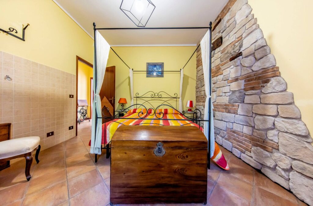 1449-Villa ristrutturata in posizione collinare con piscina-Pescia-16 Agenzia Immobiliare ASIP