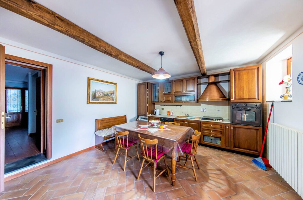 1449-Villa ristrutturata in posizione collinare con piscina-Pescia-11 Agenzia Immobiliare ASIP