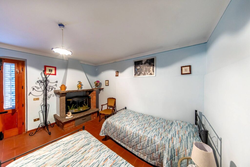 1449-Villa ristrutturata in posizione collinare con piscina-Pescia-23 Agenzia Immobiliare ASIP